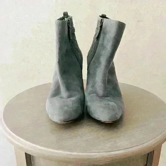 BROOKS BROTHERS 8.5 WOMENS GREY LEATHER QUILTED MOB WIFE DATE NIGHT FLIRTY HEELS - Picture 1 of 11
